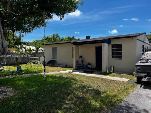 LARGE LOT WITH BIG BACKYARD! THIS 3 BEDROOM, 1 BATH HOME IS NOW AVAILABLE IN FT. LAUDERDALE, FL! FEA