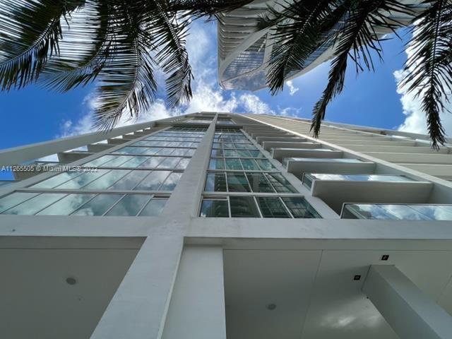 BOUTIQUE BUILDING IN THE HEART OF DOWNTOWN MIAMI. AMAZING AMENITIES INCLUDING SPA, SKY GARDEN WITH F