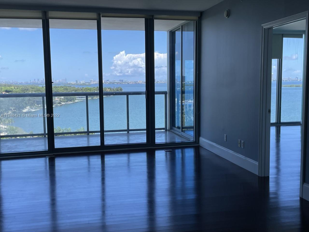 Fantastic Unobstructed Biscayne Bay and Miami Beach views! The unbeatable 09 line, Floor to ceiling 