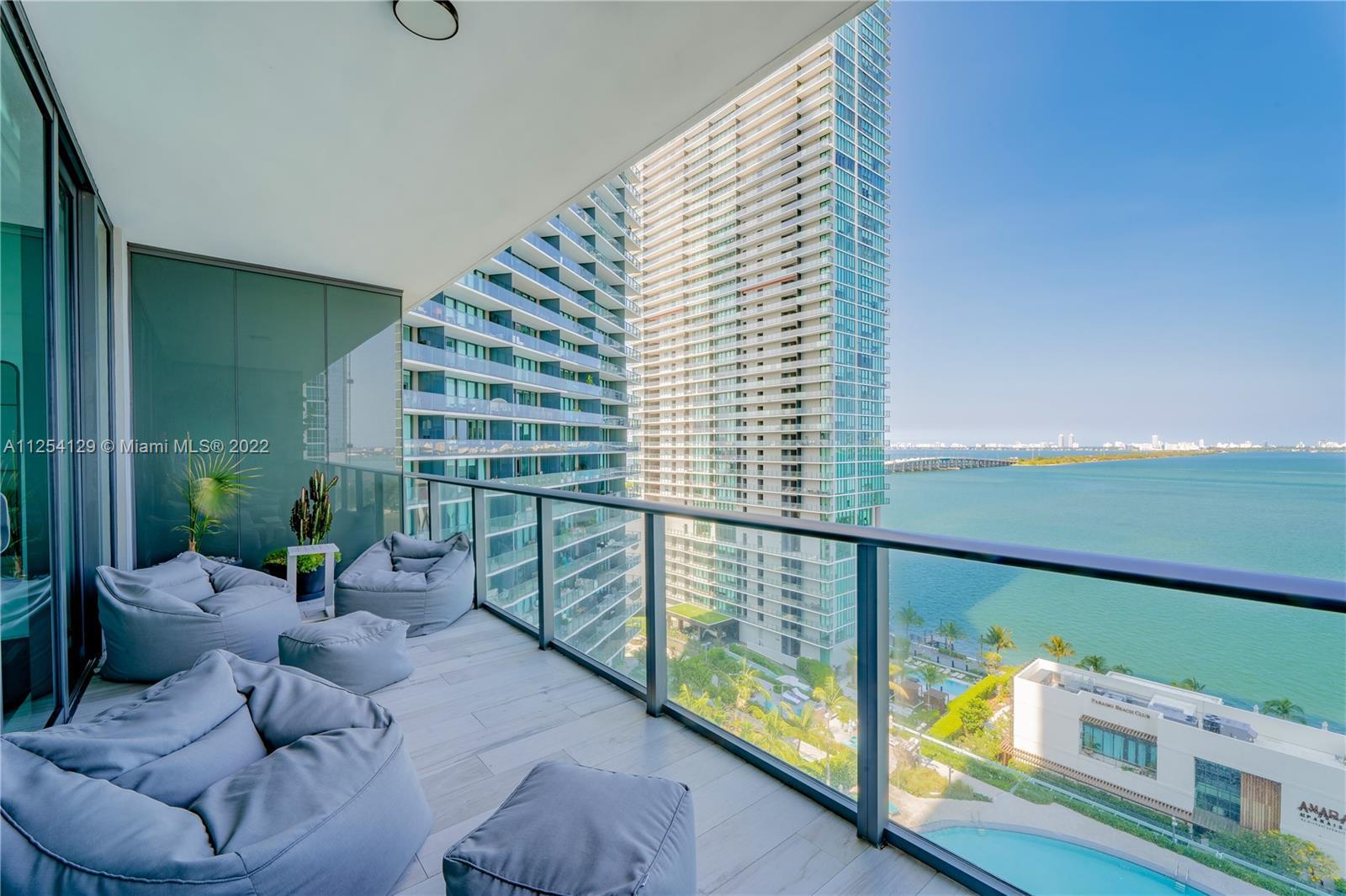 WELCOME TO PARAISO DISTRICT. Spectacular 2 bedroom 2 bath apartment with unmatched view of Biscayne 