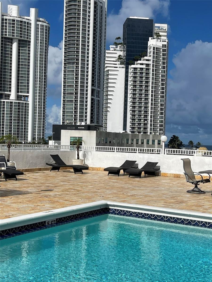 Beautiful remodeled (modern style) apartment in the center of Sunny Isles city. Walking distance to 