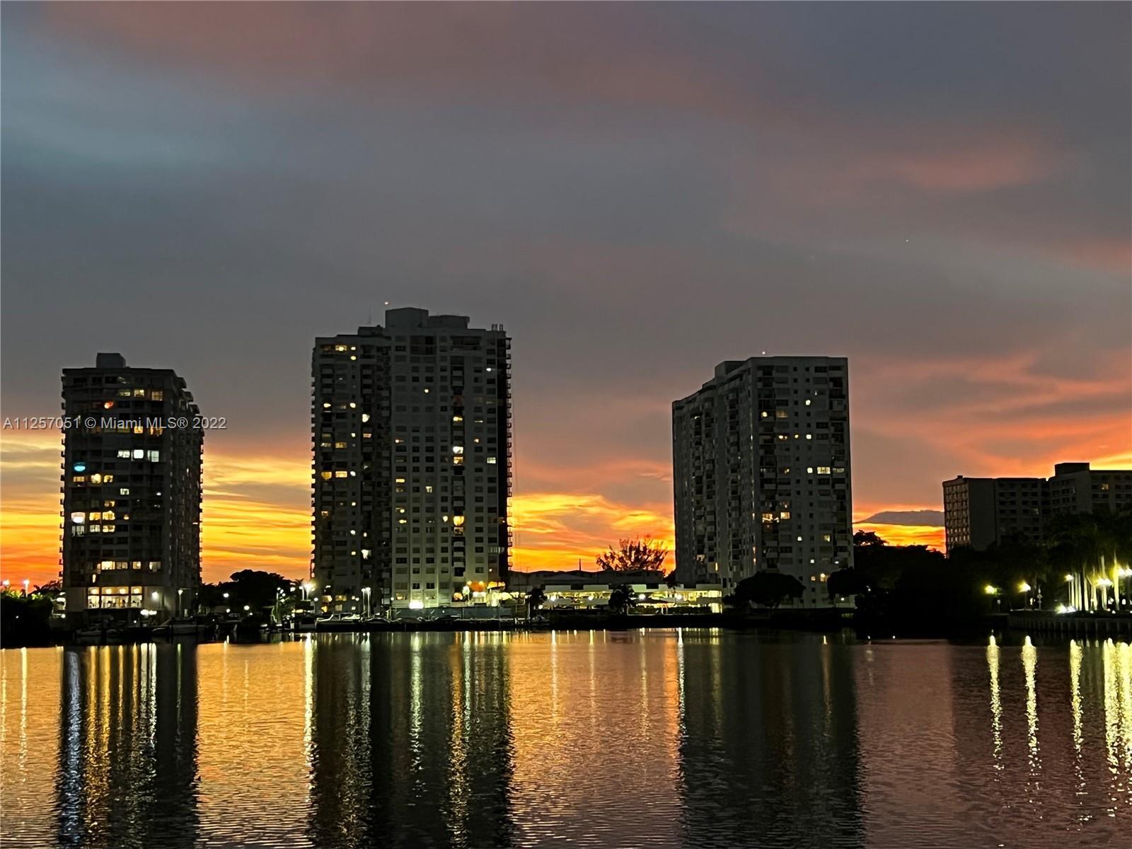 A beautiful unit in Aventura, located at the entrance of Williams Island, behind The Fresh Market, 5
