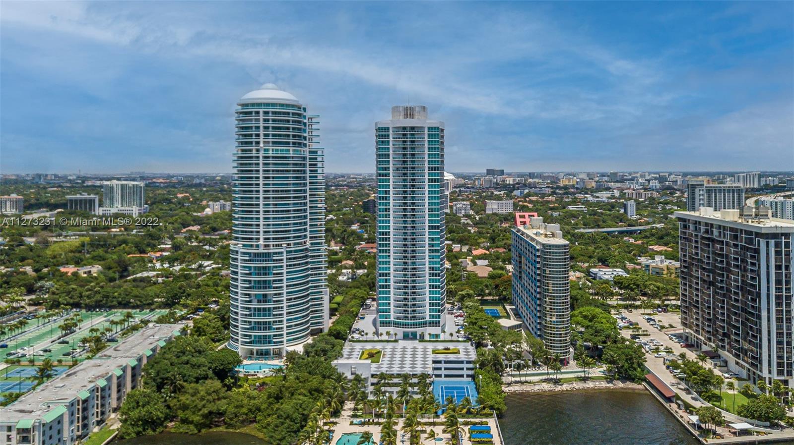 Don't miss the opportunity to live in a luxurious apt in front of the Brickell Bay. Kitchen and Bath