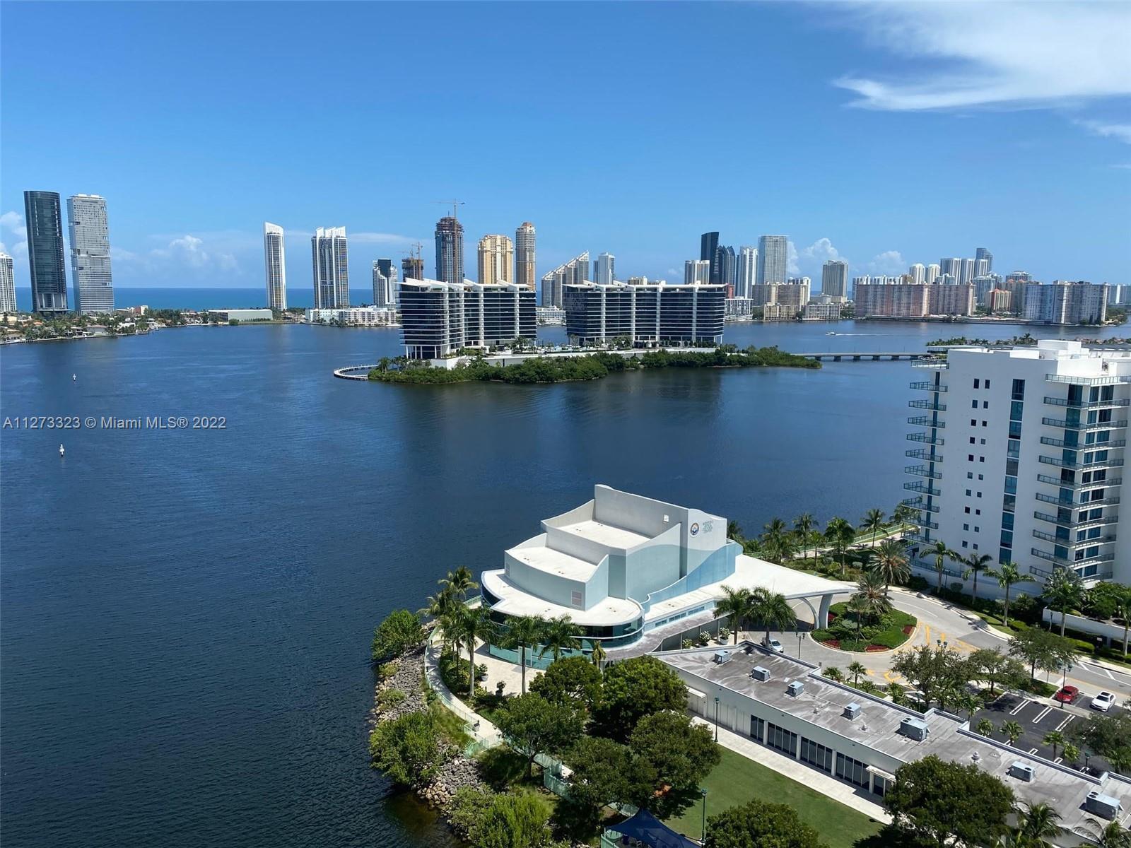 Luxury waterfront 2 Bedrooms + Large Den - 2.5 Bathrooms residence at Aventura Marina, centrally loc