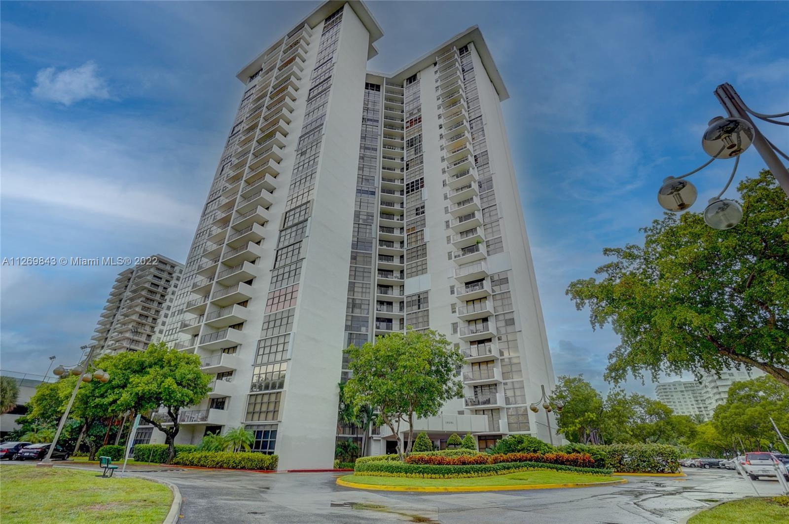 Nice views, Sunny e Bright unit in the heart of Aventura. 
Walking distance to Restaurants, Shoppin