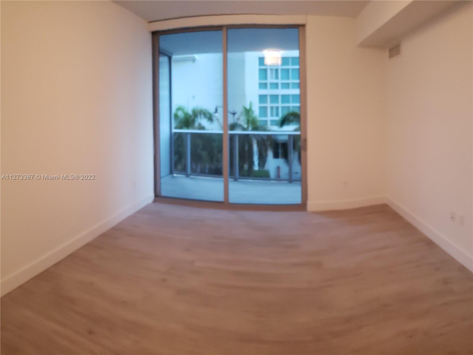 Luxurious 1bed/1.5baths with Large balcony, 1 Assigned Parking. Overlooking Miami City. Panoramic wi