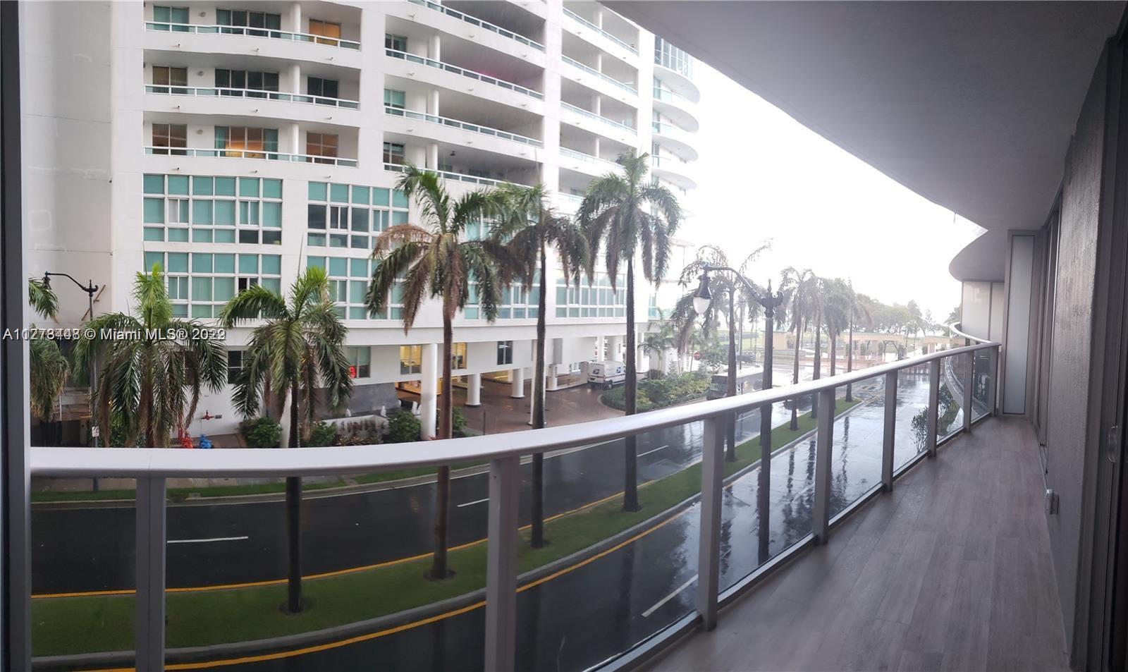Luxurious 1bed/1.5baths with Large balcony, 1 Assigned Parking. Overlooking Miami City. Panoramic wi