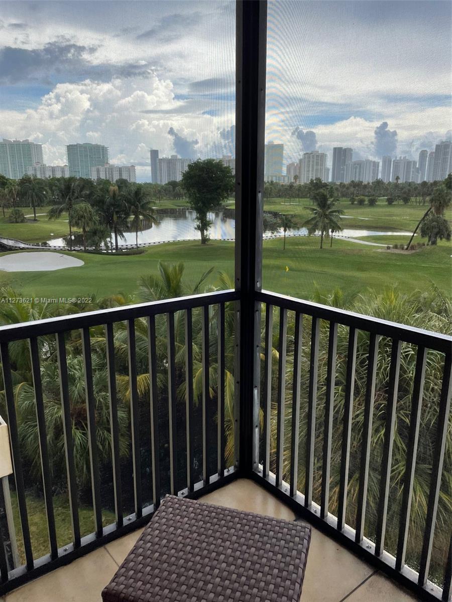 Located in the heart of Aventura on the prestigious Turnberry golf course. Spacious 1/1.5 apartment 