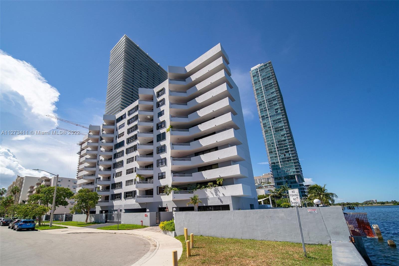 Beautiful and spacious 1 bedroom condo in Edgewater with spectacular views of the bay. The large ope