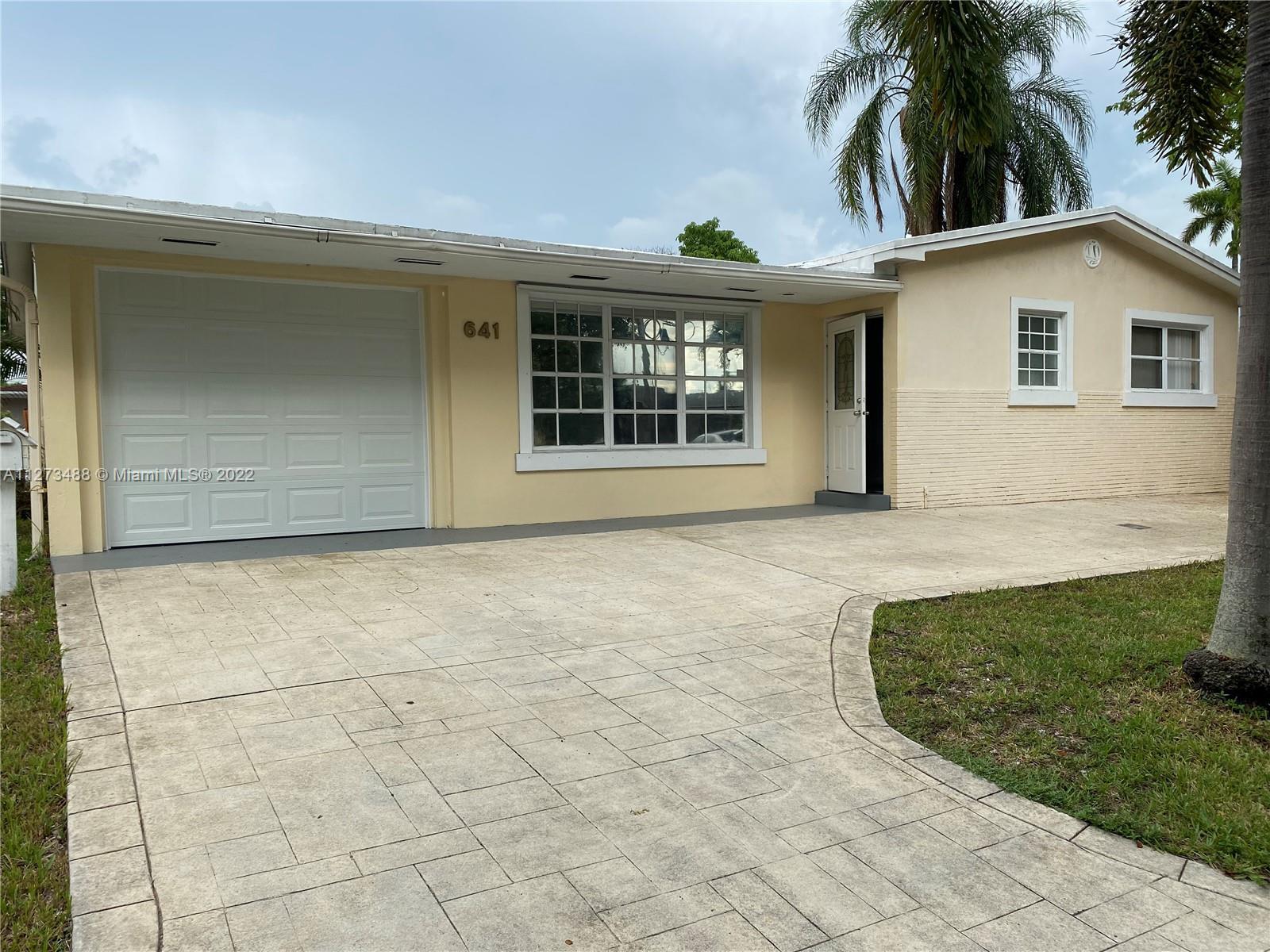 LIVE IN THE HEART OF HALLANDALE BEACH. VERY SPACIOUS SINGLE FAMILY HOME, 3/2, WITH AN OVERSIZED FAMI