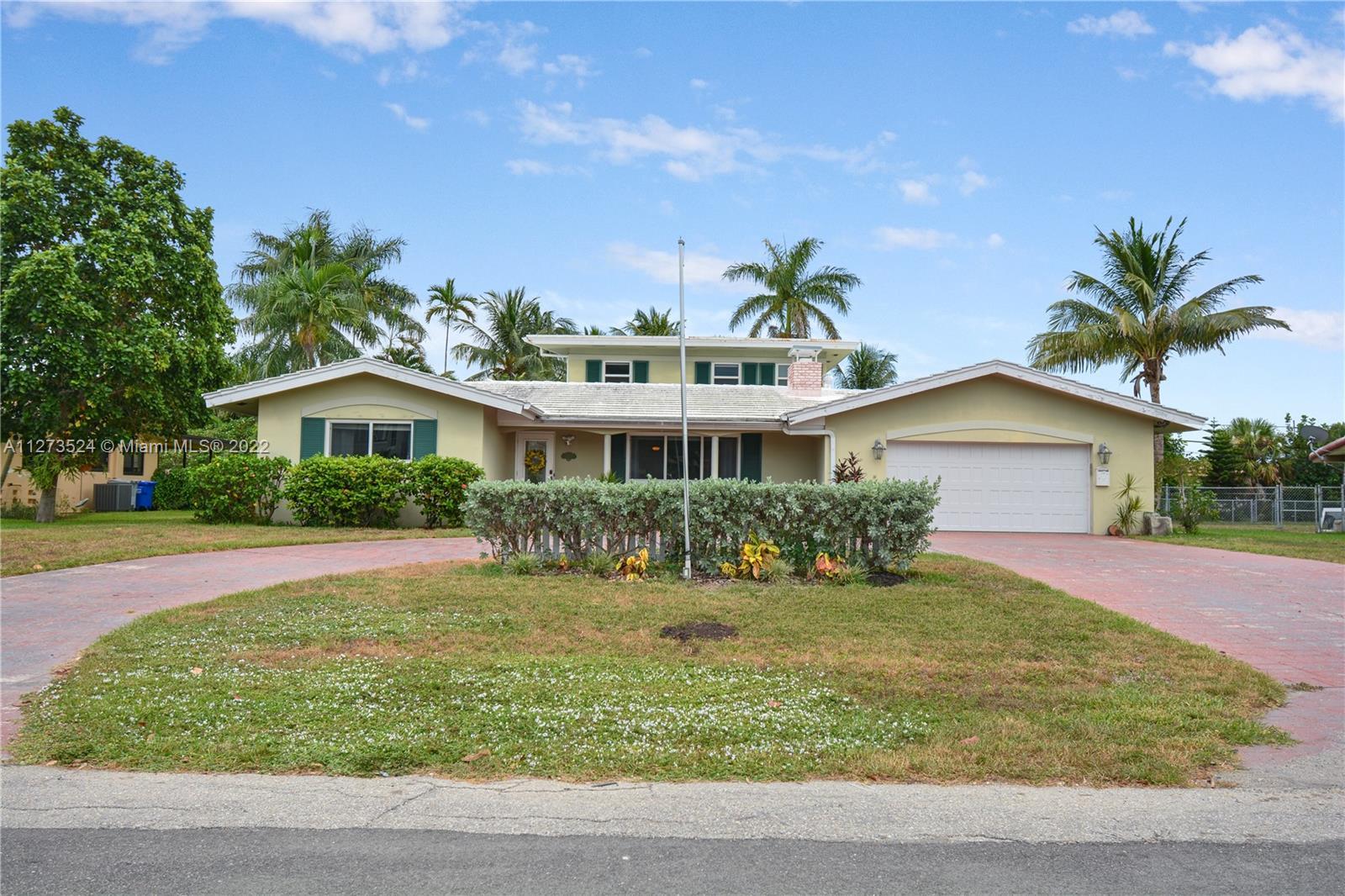 Located just a few streets south of Lighthouse Point, this home is in the heart of everything. Walk 
