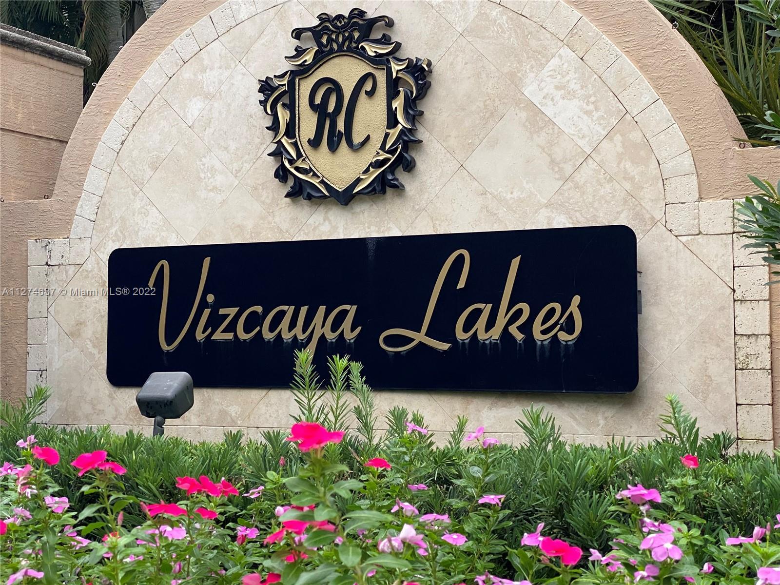 JUST REMODELED, beautiful and modern split plan condo in Vizcaya Lakes. NO CARPET- SS appliances. La