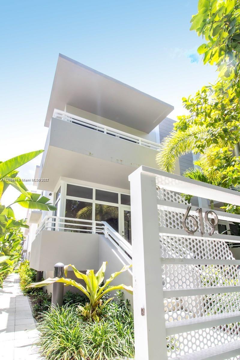 Townhouse luxury living at its best in the center of Miami Beach! With a top of the line appliances.