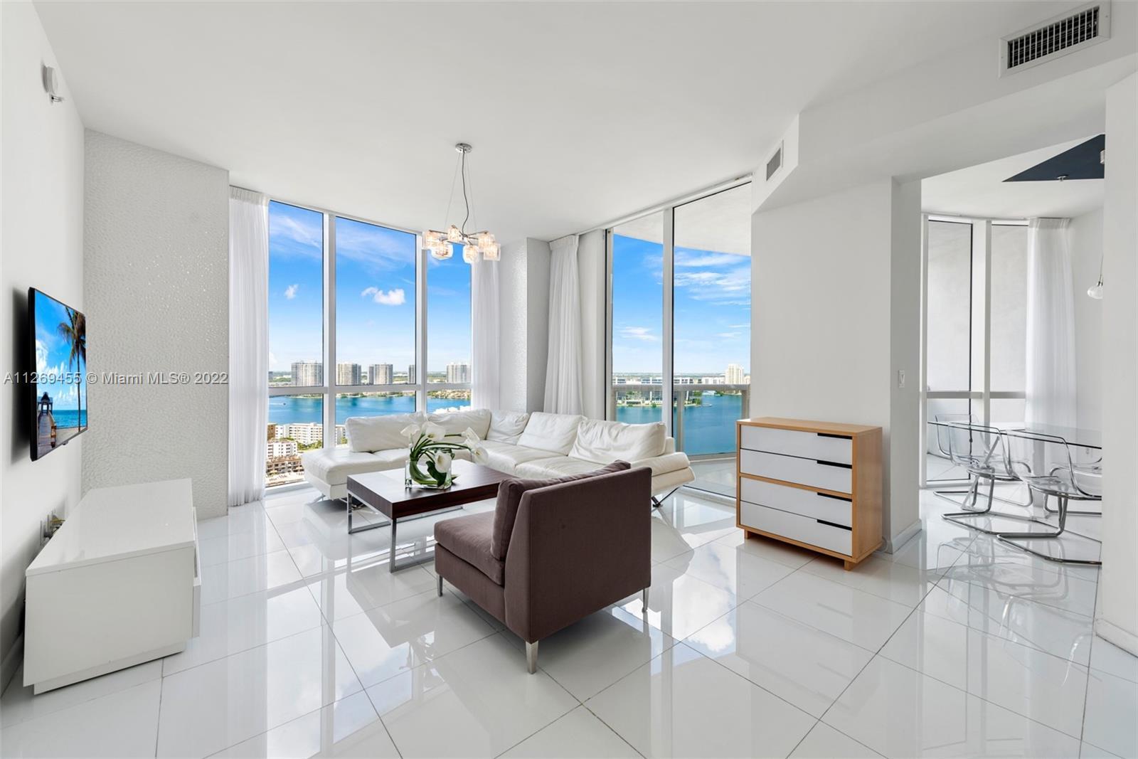 Enjoy the finest that Sunny Isles has to offer in this spacious corner
unit at Trump Royale. Experi