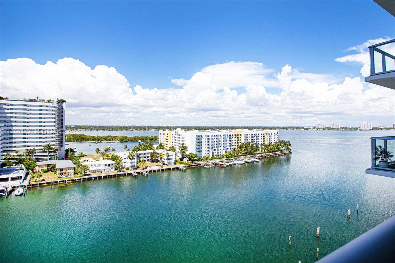 BEAUTIFUL luxury apartment with the greatest water view of Biscayne Bay. This unit it is super illum