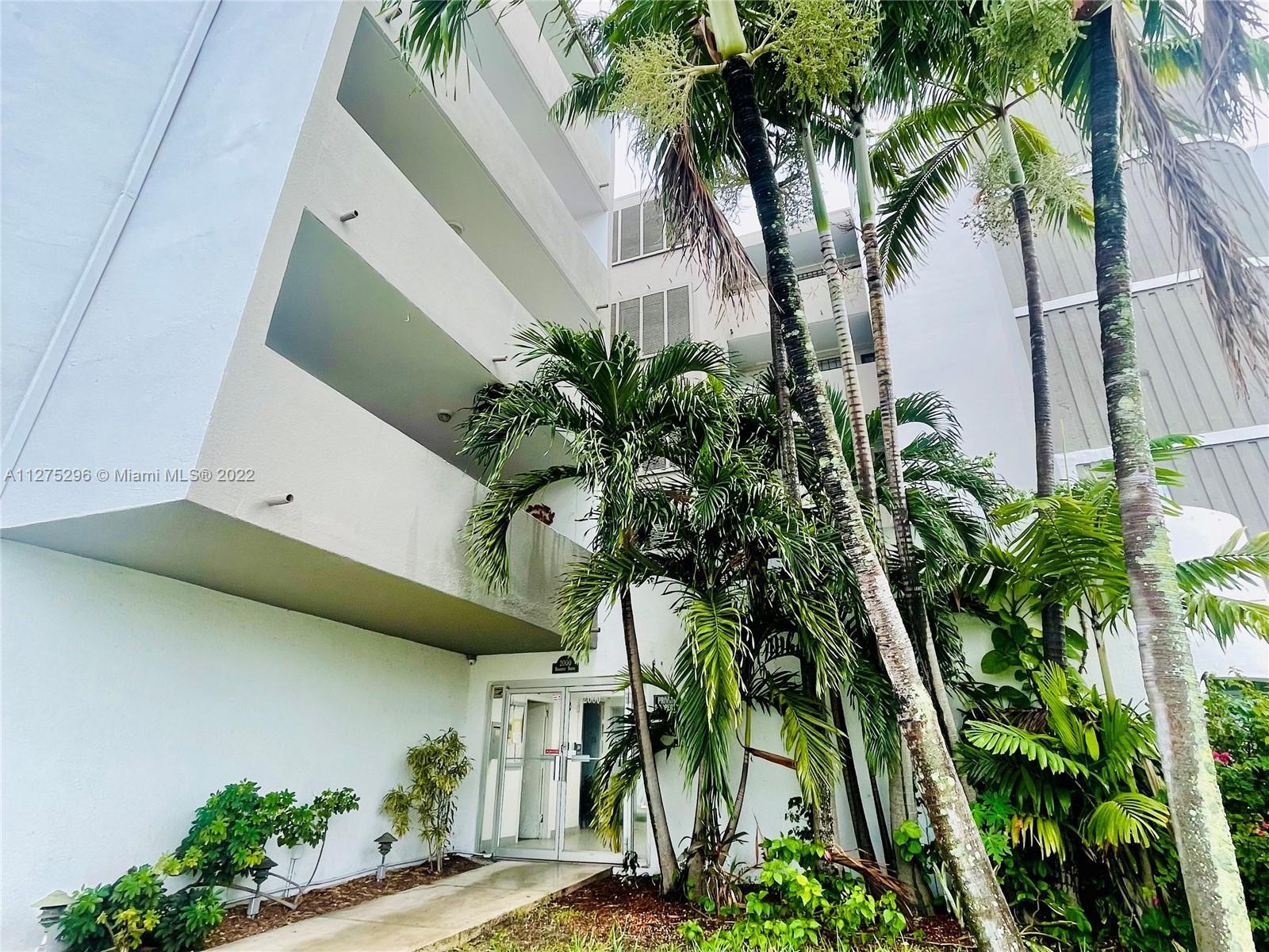 Well located in Miami Beach! This spacious one bedroom with extra room for den/office in the Isle of