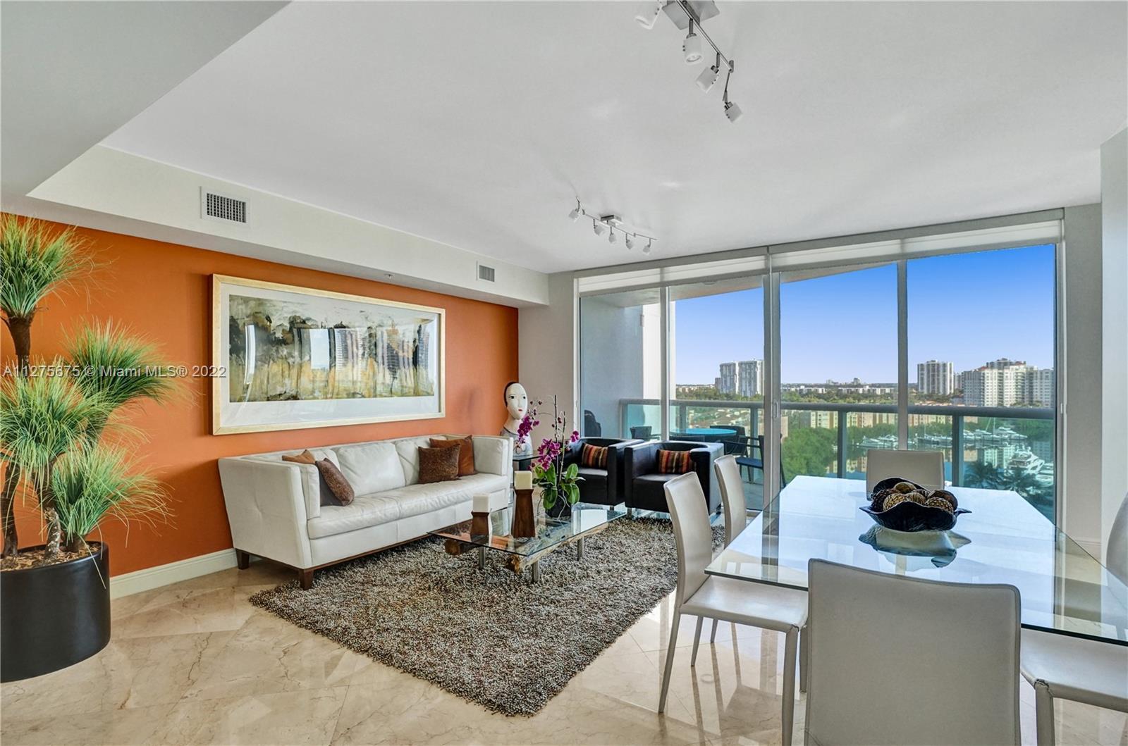 Beautiful apartment in The Parc at Turnberry in the heart of Aventura, with incredible views of the 