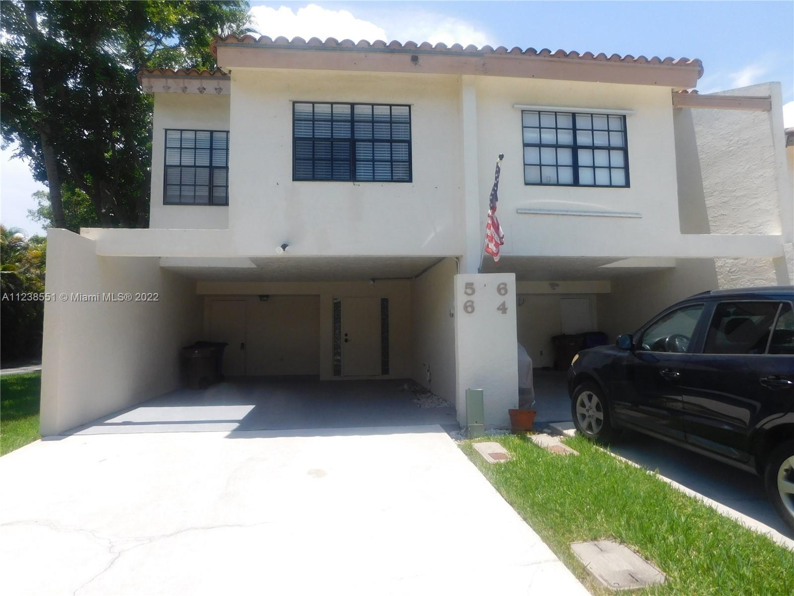 LARGE 3BED/2.5 BATH CORNER TOWNHOME IN DESIRABLE RIVERGLEN / COQUINA LAKES. FEATURES NEW PAINT, NEW 