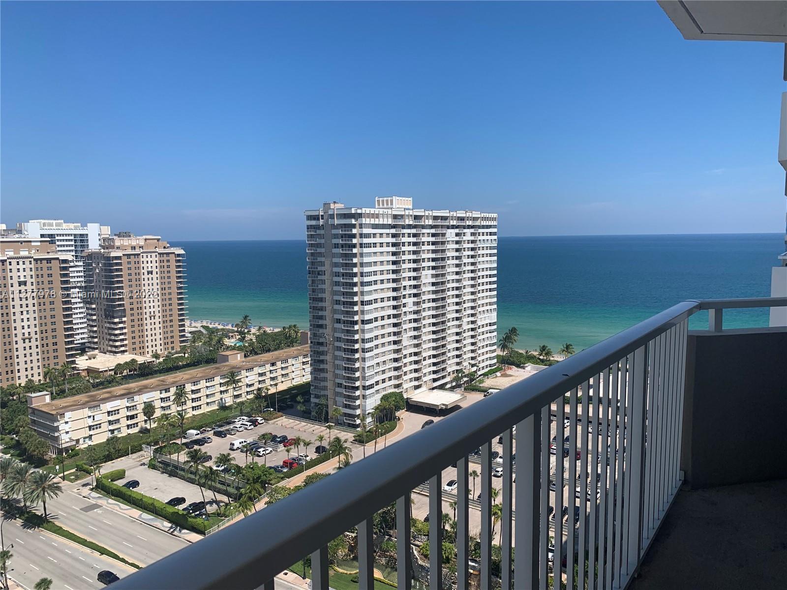 Beautiful 1bed/1,5 bath apartment with breathtaking ocean & intracoastal views. Fully renovated unit