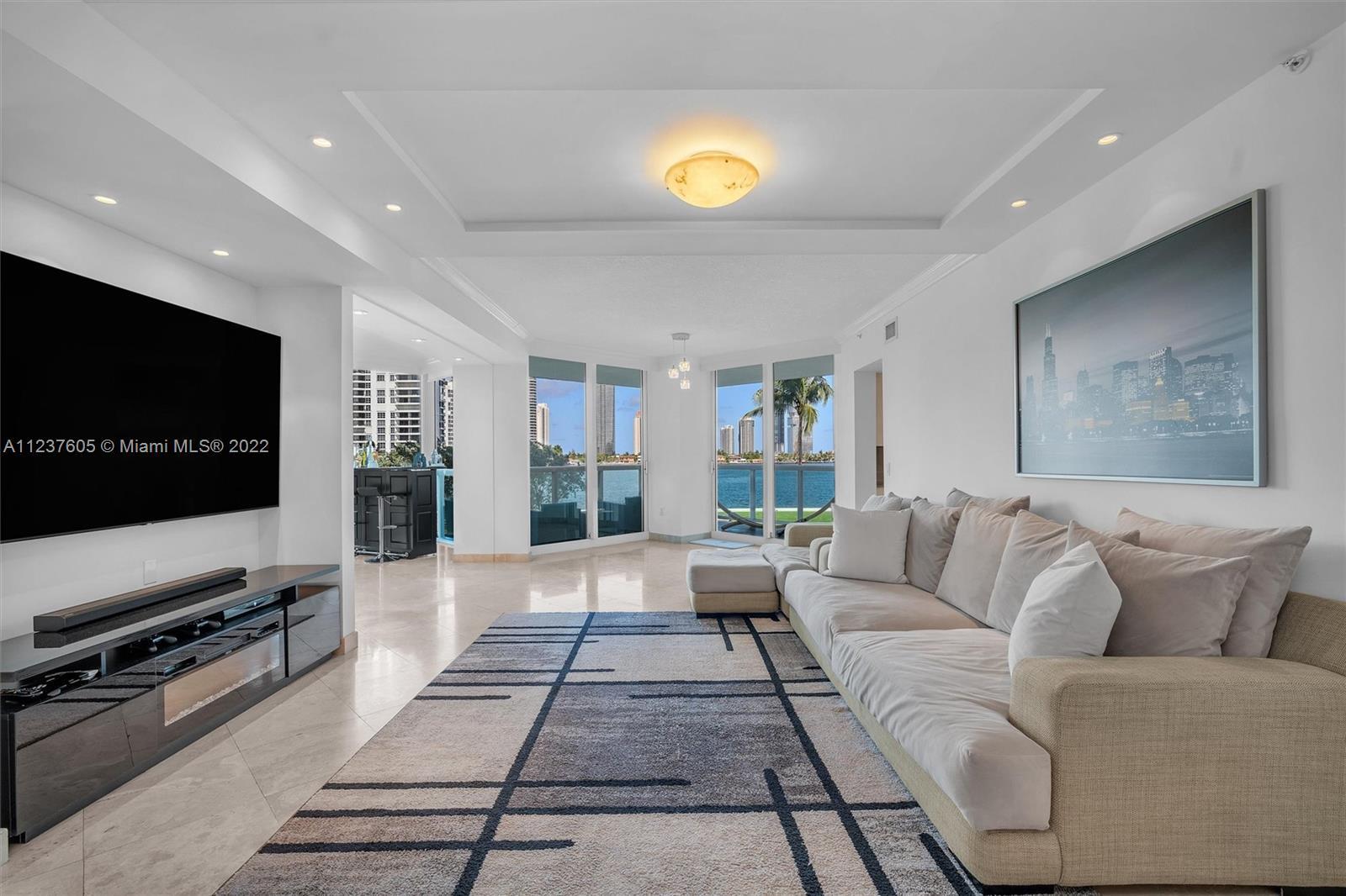 SPACIOUS 3 BEDS/3.5 BATHS IN AVENTURA. THIS INCREDIBLE CORNER UNIT HAS TO OFFER A  LARGE LIVING ROOM