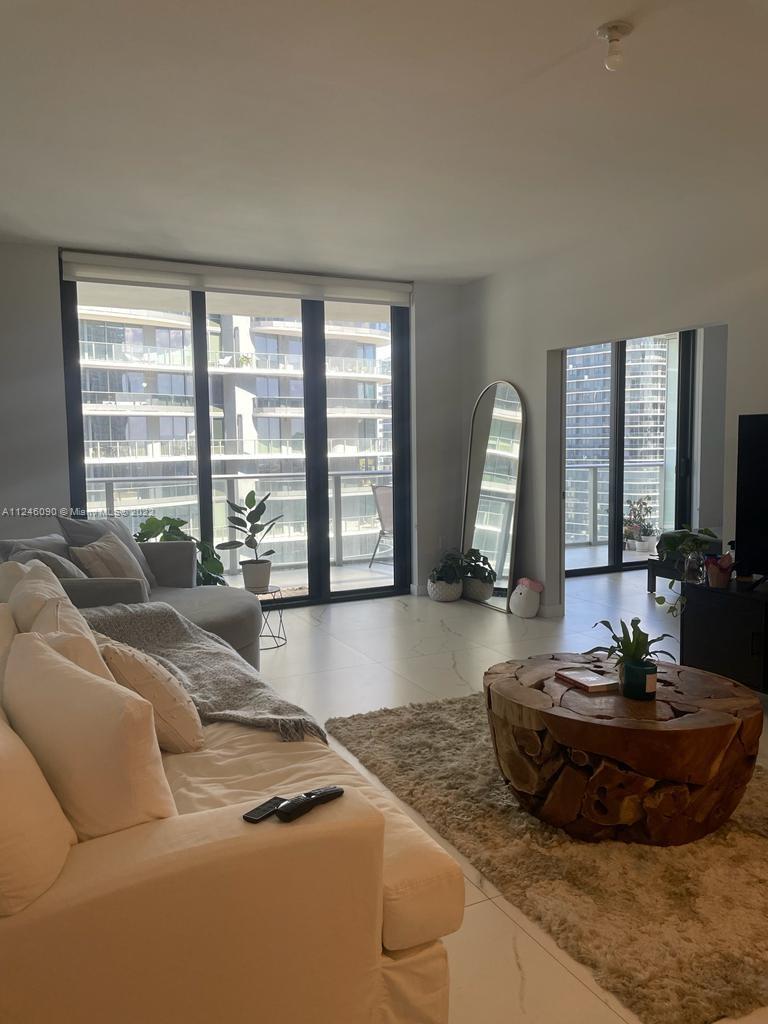 Lowest price available for a 1 bedroom + 1 Bathroom unit at 1010 Brickell. Spacious unit with lots o