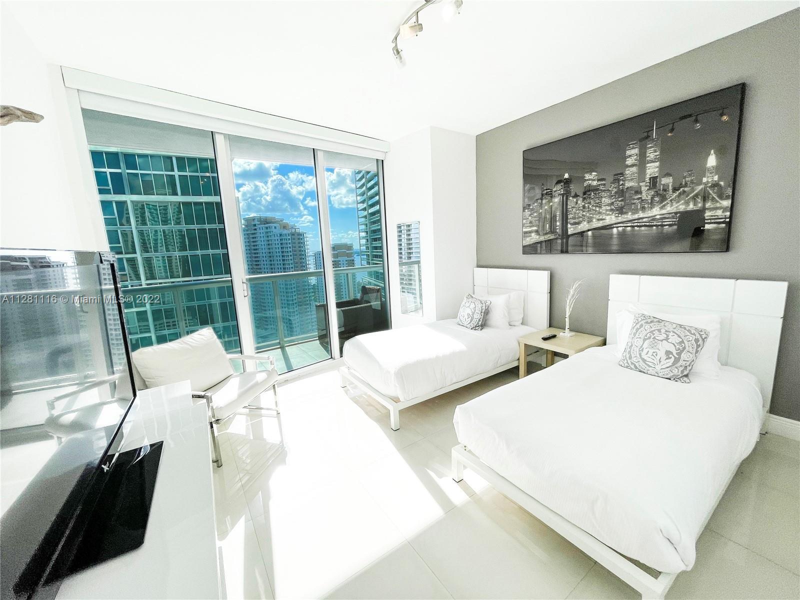 AMAZING 2/2 UNIT IN THE HEART OF BRICKELL. ;LUXURIOUS BUILDING. STAINLESS STEEL APPLIANCES. GRANITE 