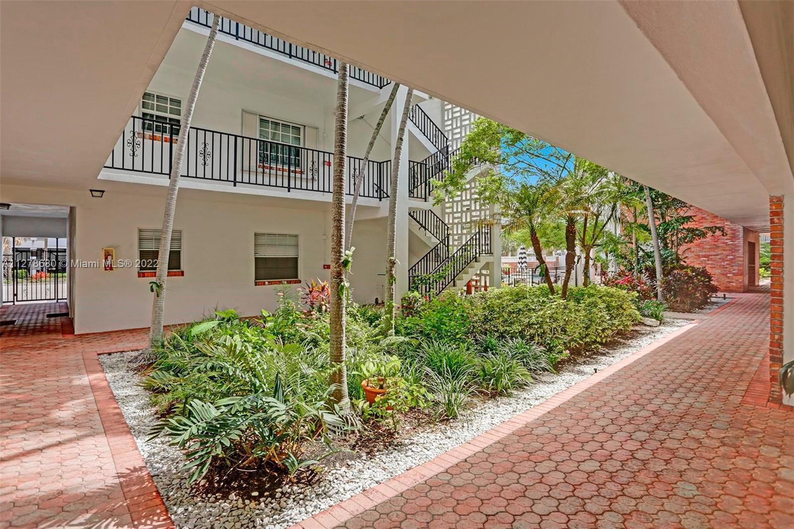 Perfect Ft. Lauderdale Beach Pied-A'-Terre! Over 55 community. Large 1 Bedroom and 1.5 Baths meticul