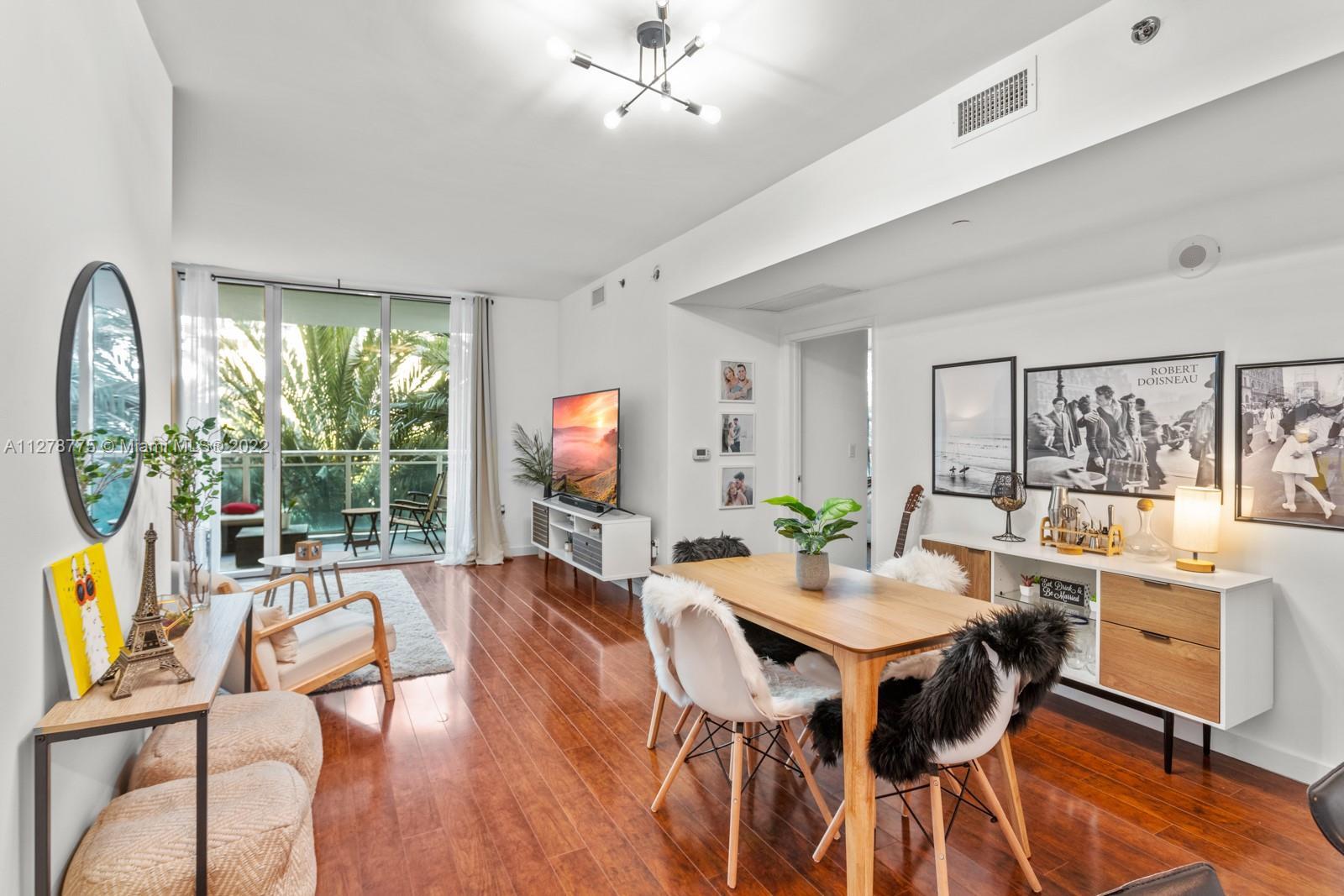 FANTASTIC 1 BED 1 BATH IN BRICKELL PLAZA CONDOMINIUM. WOOD FLOORS, IMPECCABLE OPEN KITCHEN WITH STAI
