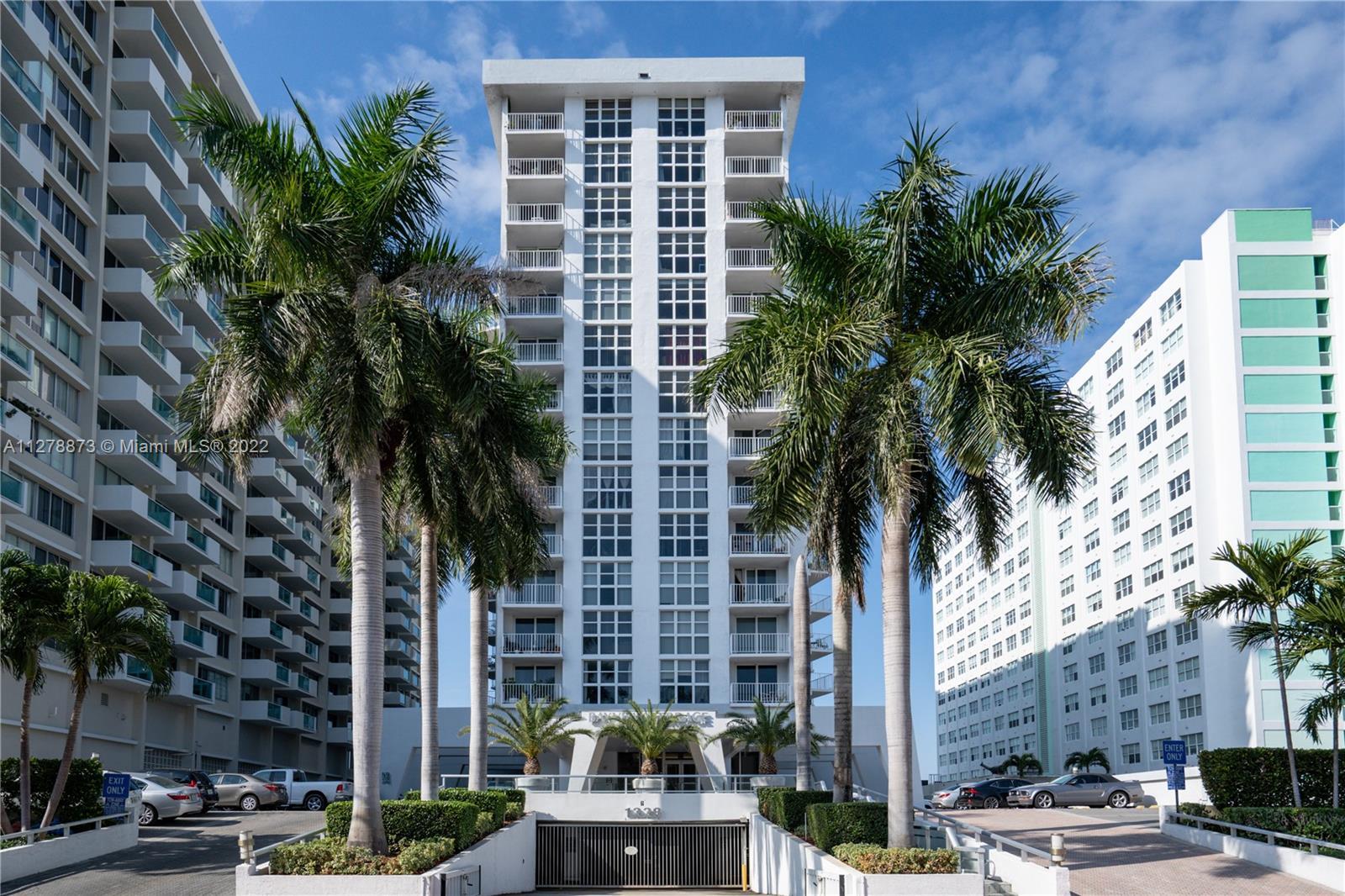 Unobstructed, panoramic views over South Beach in this highly sought-after 1 bed, 1.5 bath corner un