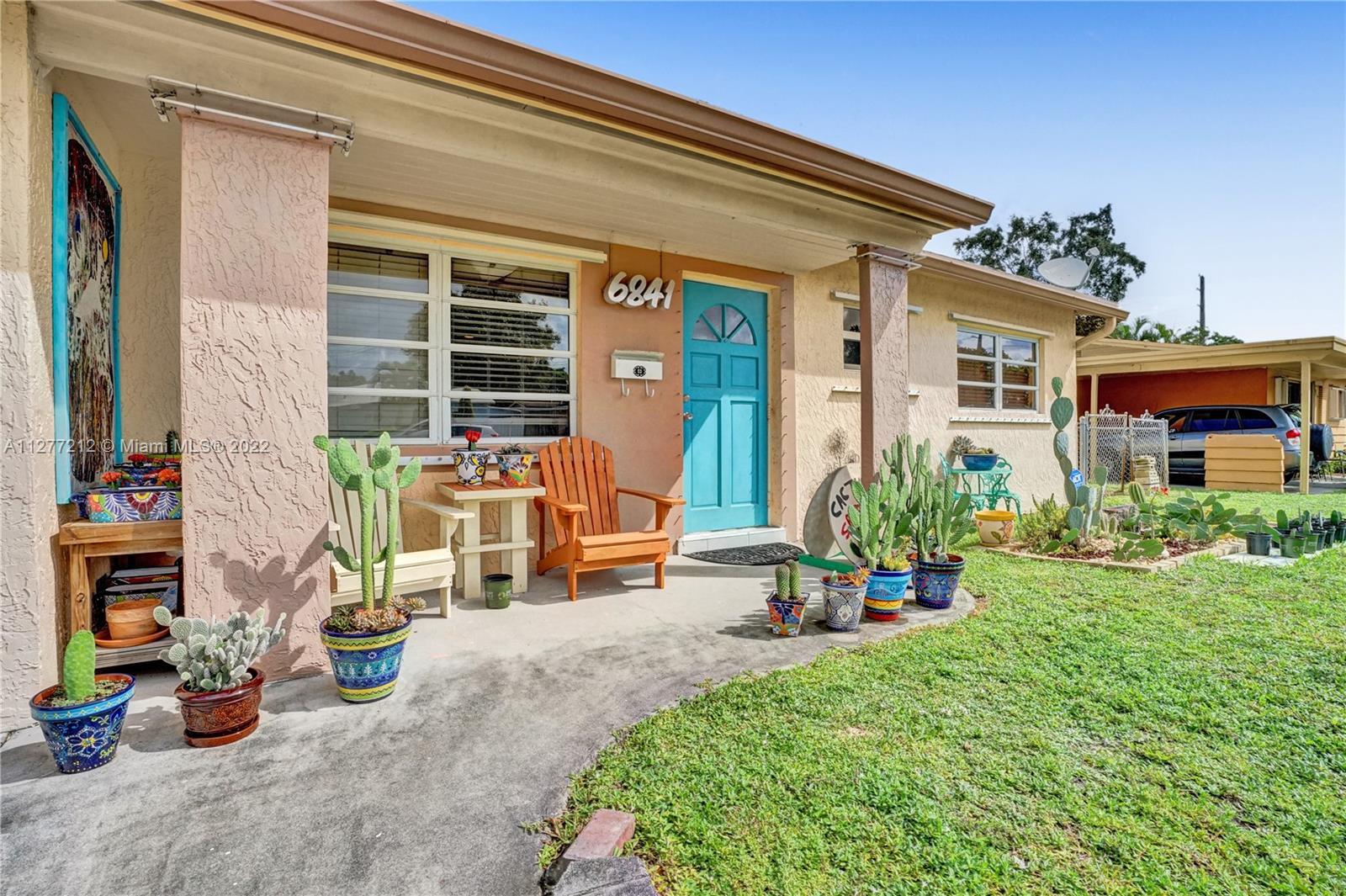Welcome to this cozy and well maintained home centrally located in the Driftwood area of Hollywood. 