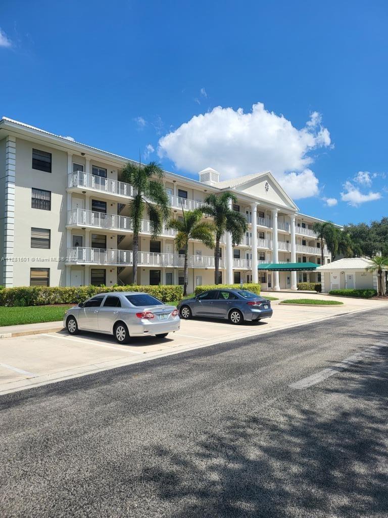 Great opportunity on this 2BR/2BA spacious condo with full sized Washer & Dryer in the unit AND Bonu