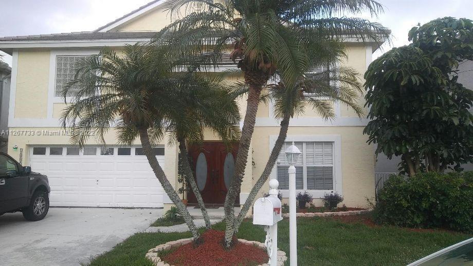 LOVELY LAKE VIEW, 4 BEDROOM POOL HOME, 2.5 BATH, 2 CAR GARAGE,  LOCATED RIGHT ON THE WATER WITH FANT
