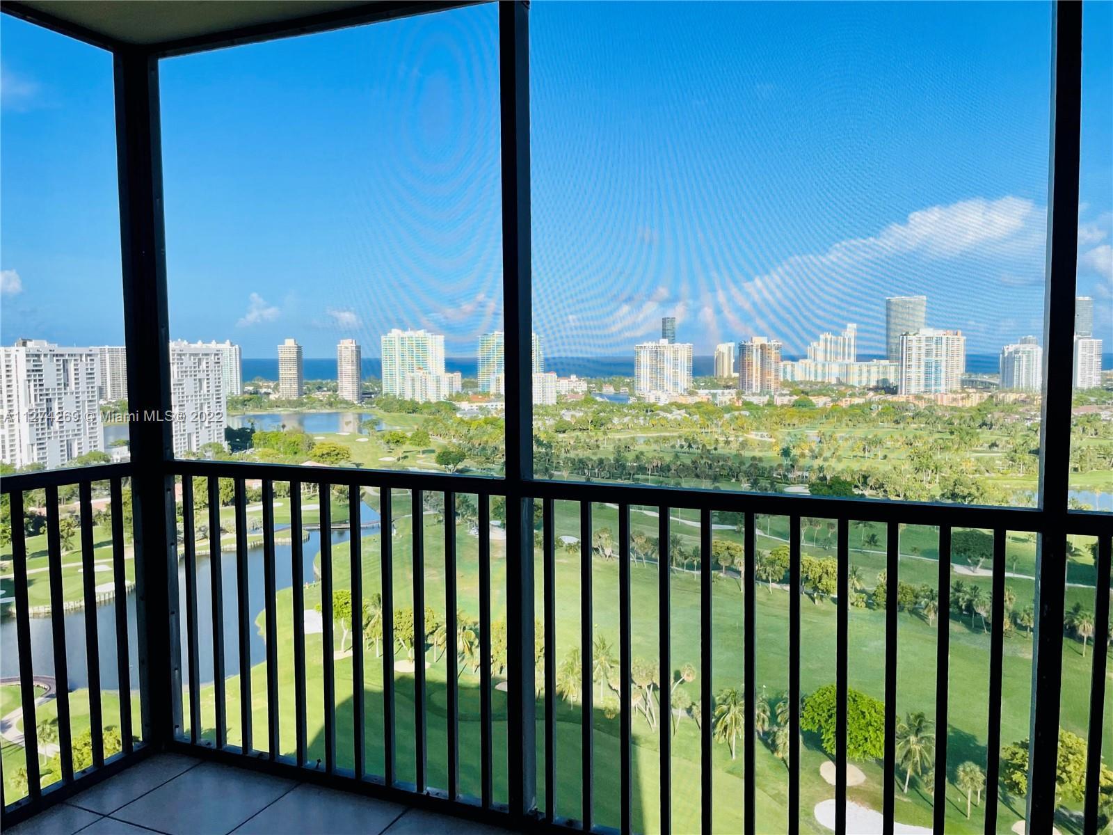 Great opportunity to live in a Beautiful Penthouse, in the heart of Aventura, spacious 2/2  with ama