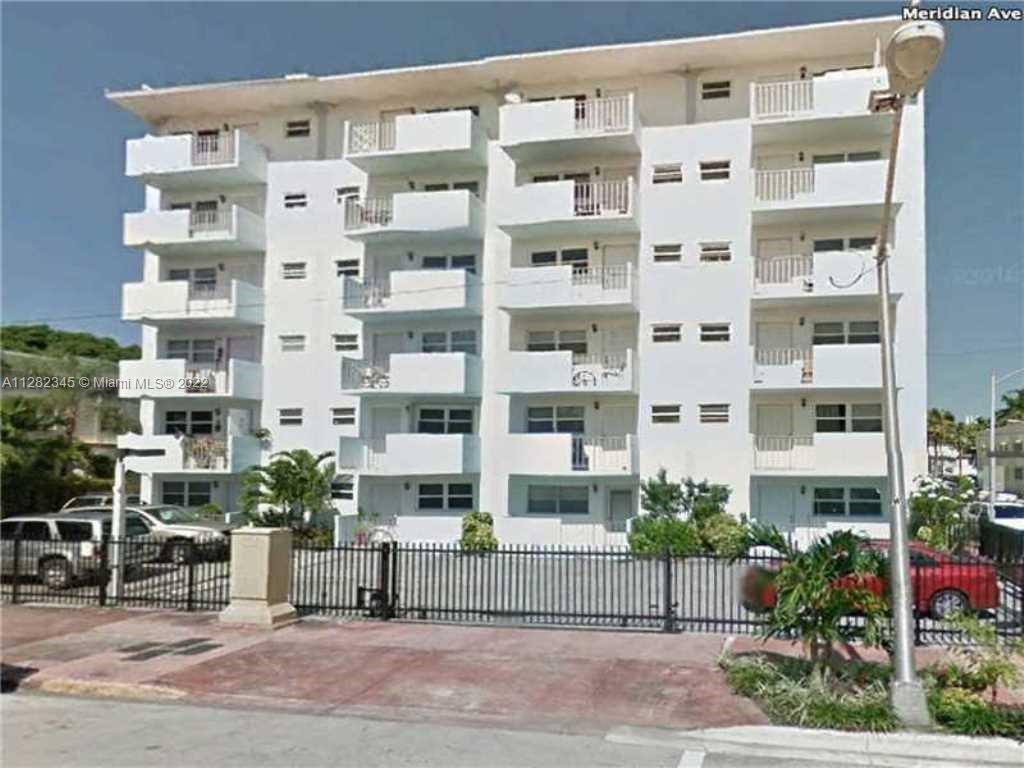 Super bright corner 1 bedroom unit in  the heart of South Beach , very short distance to the beach, 