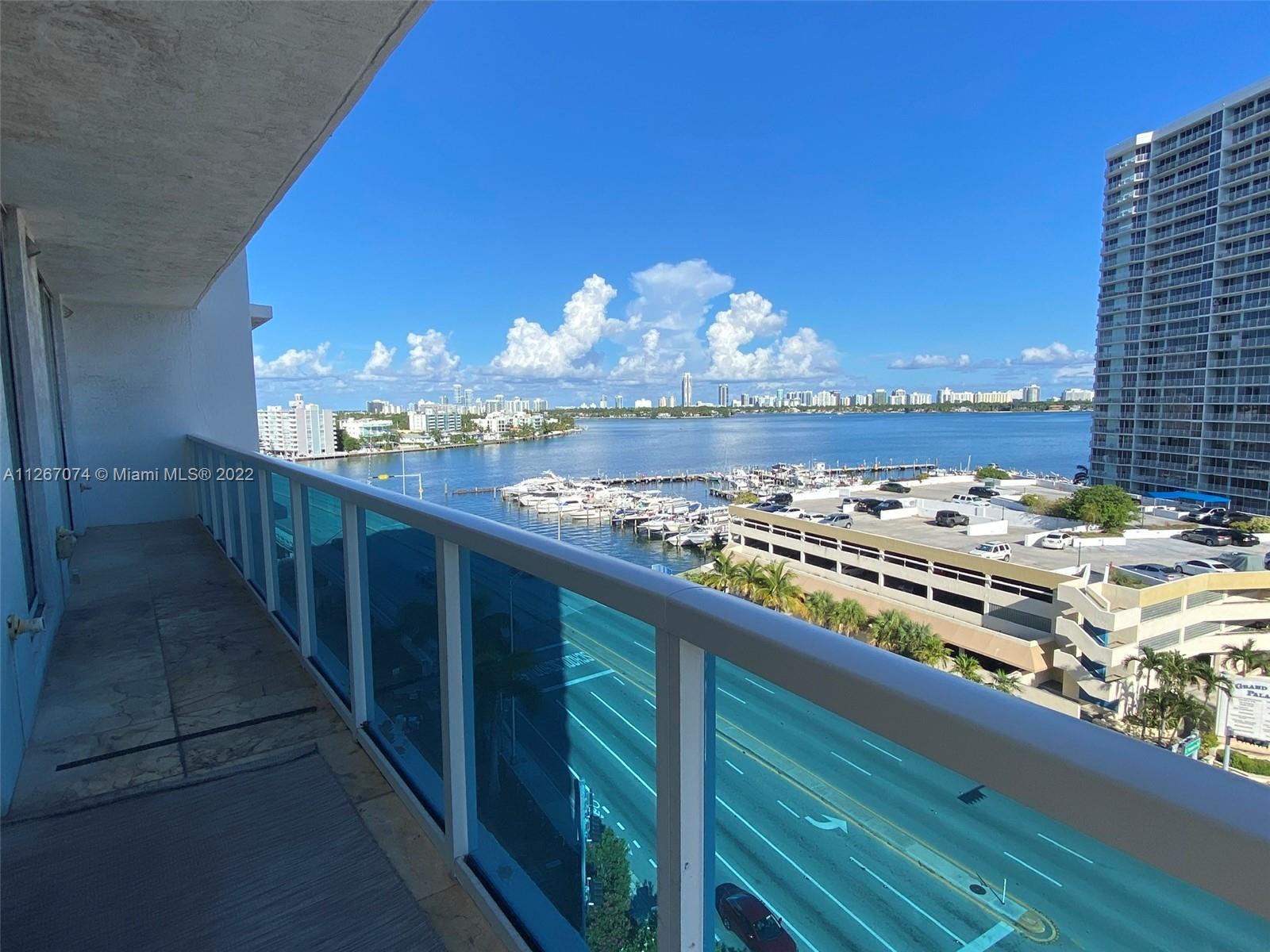 Breathtaking Waterview.  Showcasing Biscayne Bay, Downtown Miami Skyline / Miami Beach from this wat