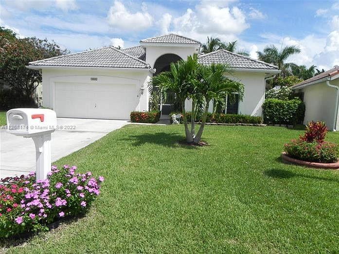 This is a gorgeous find in the heart of Palm Beach county. A 3 bedroom 2 bathroom house with a spaci
