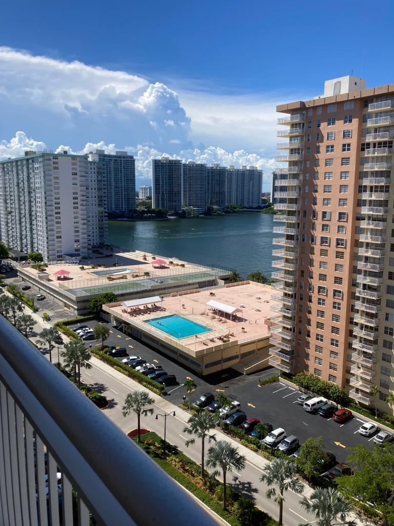 Very large one bedroom with easy access to the beach, shopping, restaurants and Aventura Mall..  Gre