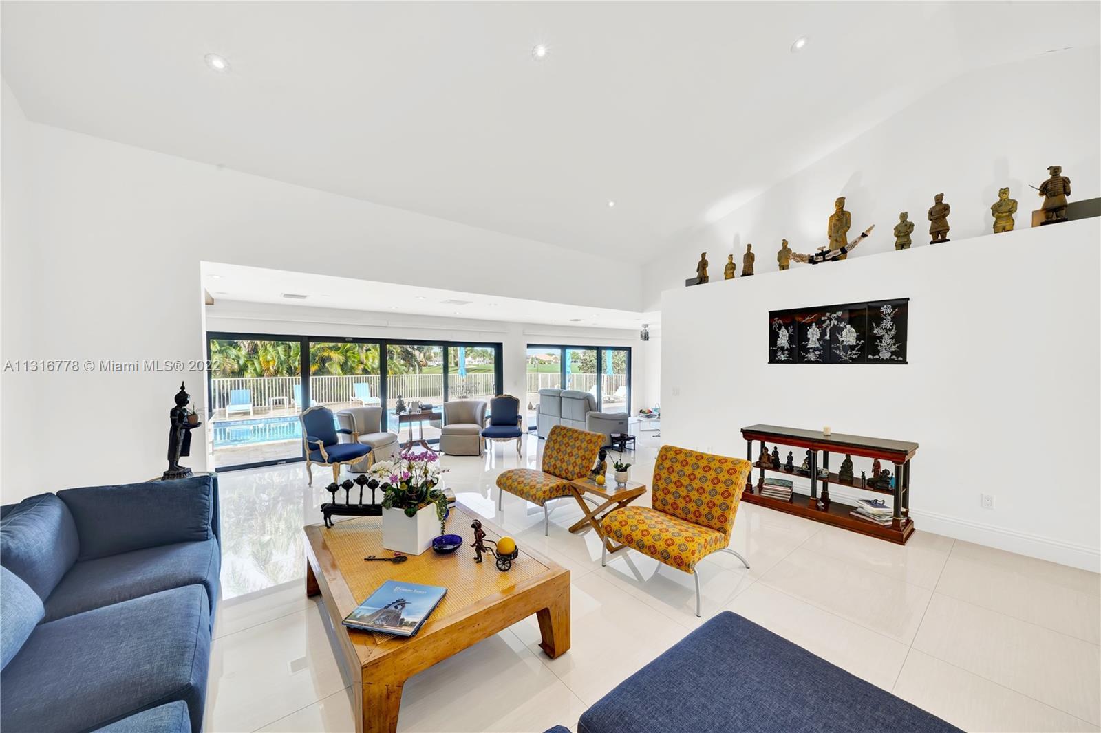 Gorgeous 3 bedrooms /2,5 Bathrooms in the very desirable Boca Woods Country Club.
Fully renovated s