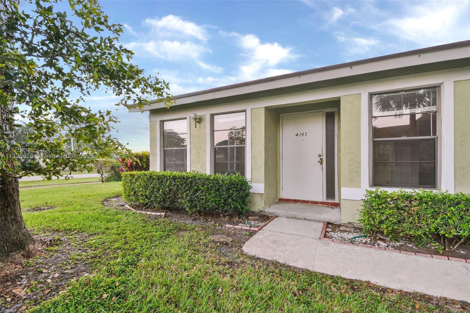 PRICE IMPROVEMENT! 2/2 Corner Villa inside the private community of Lakeside Green in West Palm. Coz
