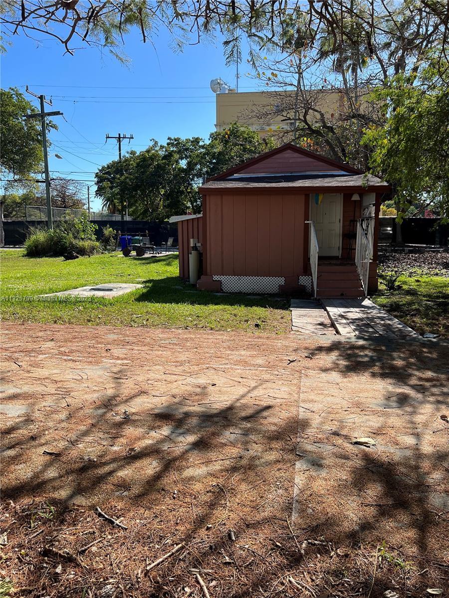Photo of 3963 Washington Ave in Miami, FL