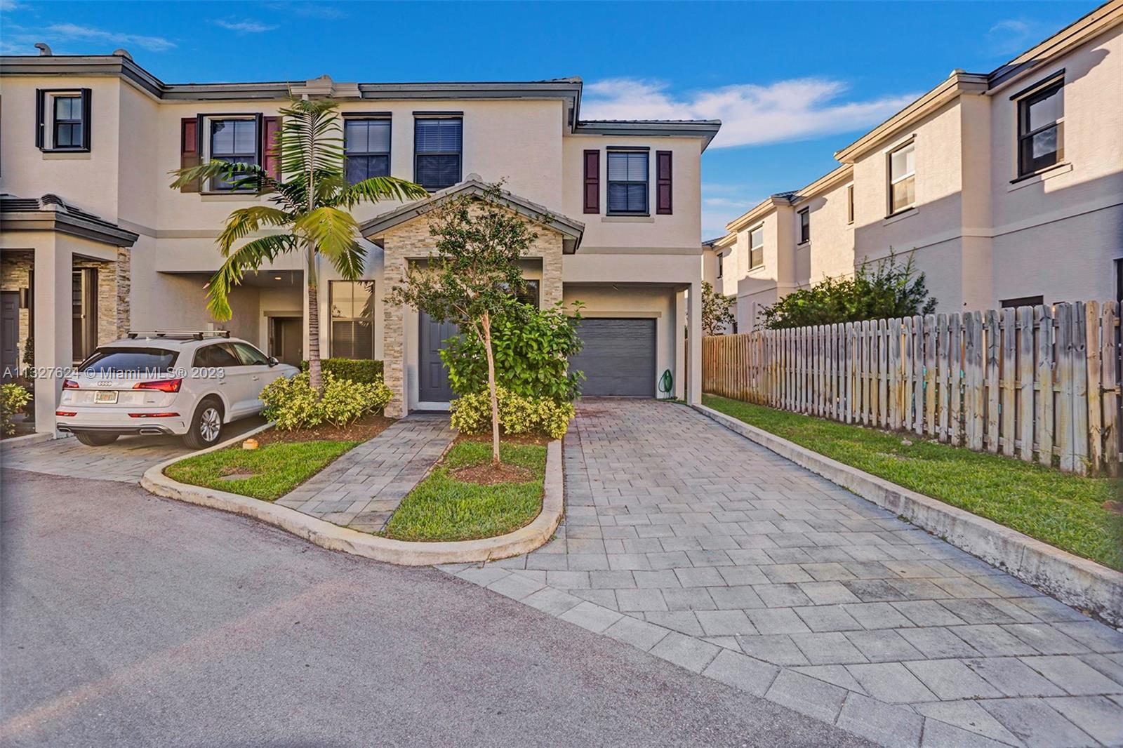 New Smart Town Home 3be/2.5ba 1 car garage in Ft. Lauderdale, paved driveway for up to 2, Corner uni