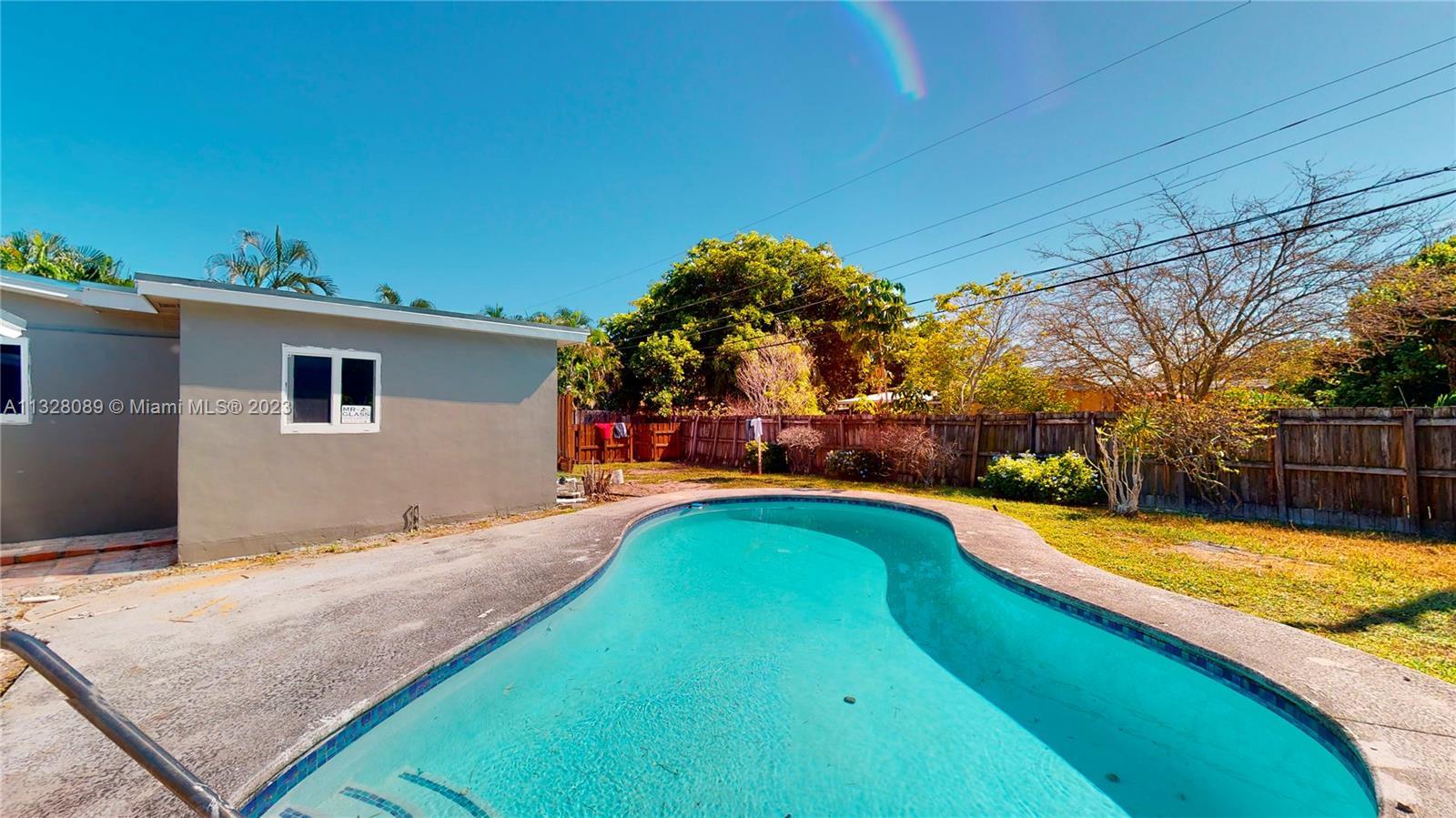 Beautifully renovated 3/3 pool home including a separate 1/1 in law quarters. Walk up to the landsca