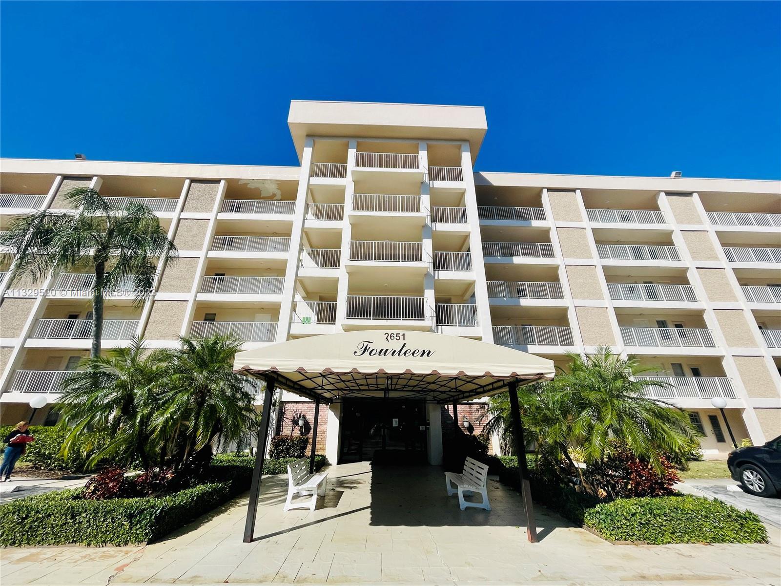 Spacious 1 bed/1.5 bath unit. HOA includes- water, basic cable, wifi, and amenities. It has a renova