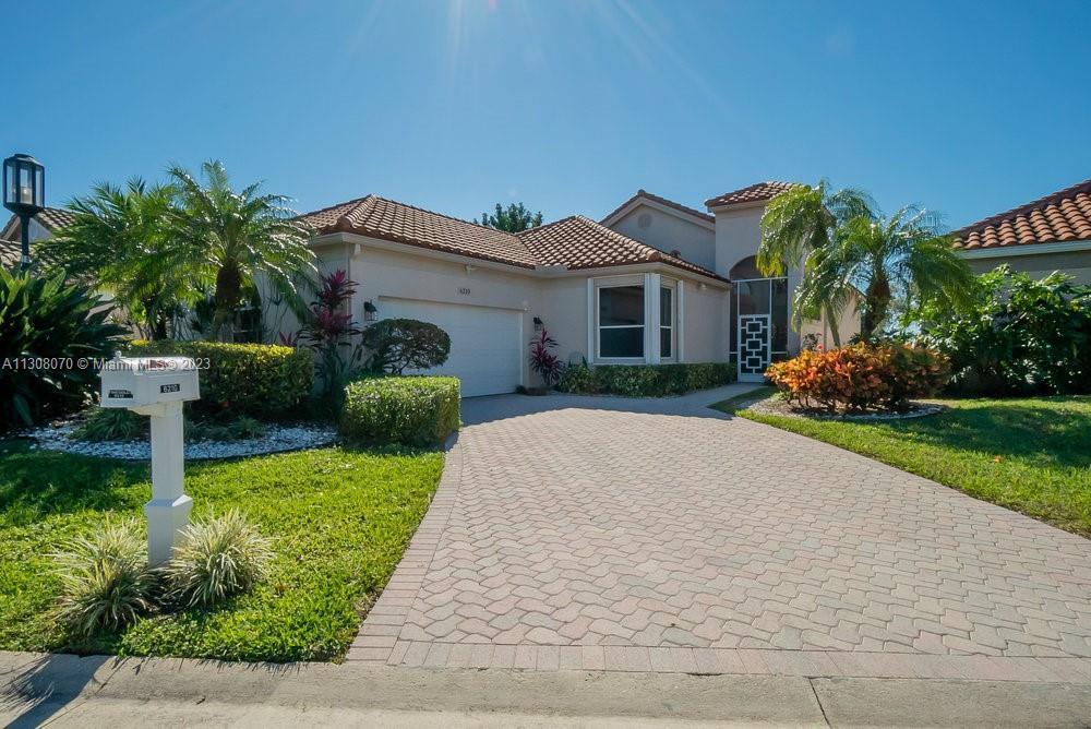 Spacious home with gorgeous direct view to the green golf course and lake. Well-kept home in the des