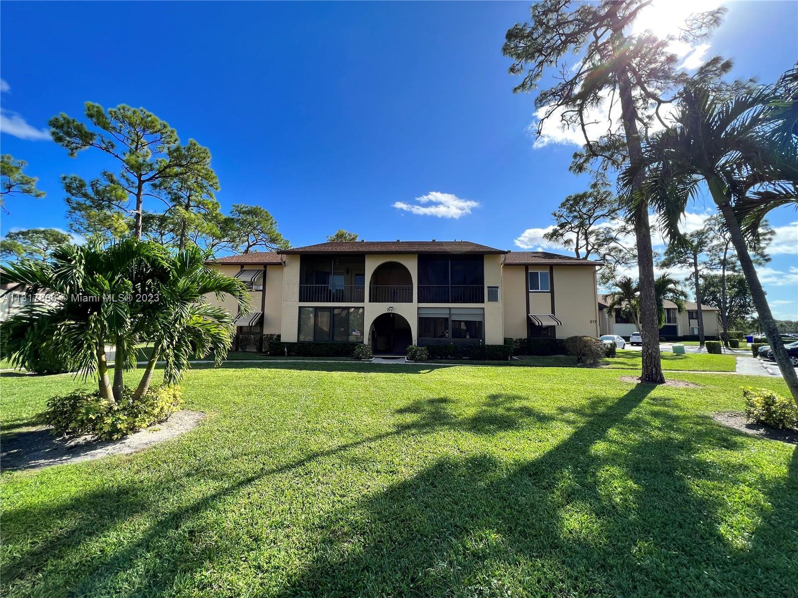 Photo of 217 Pine Hov Cir #D-1 in Green Acres, FL