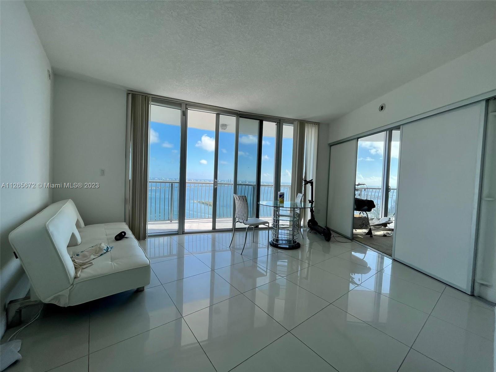 Spectacular 2/2 unit with unobstructed Bay, Ocean, and Downtown skyline views!
Enjoy a full-length 