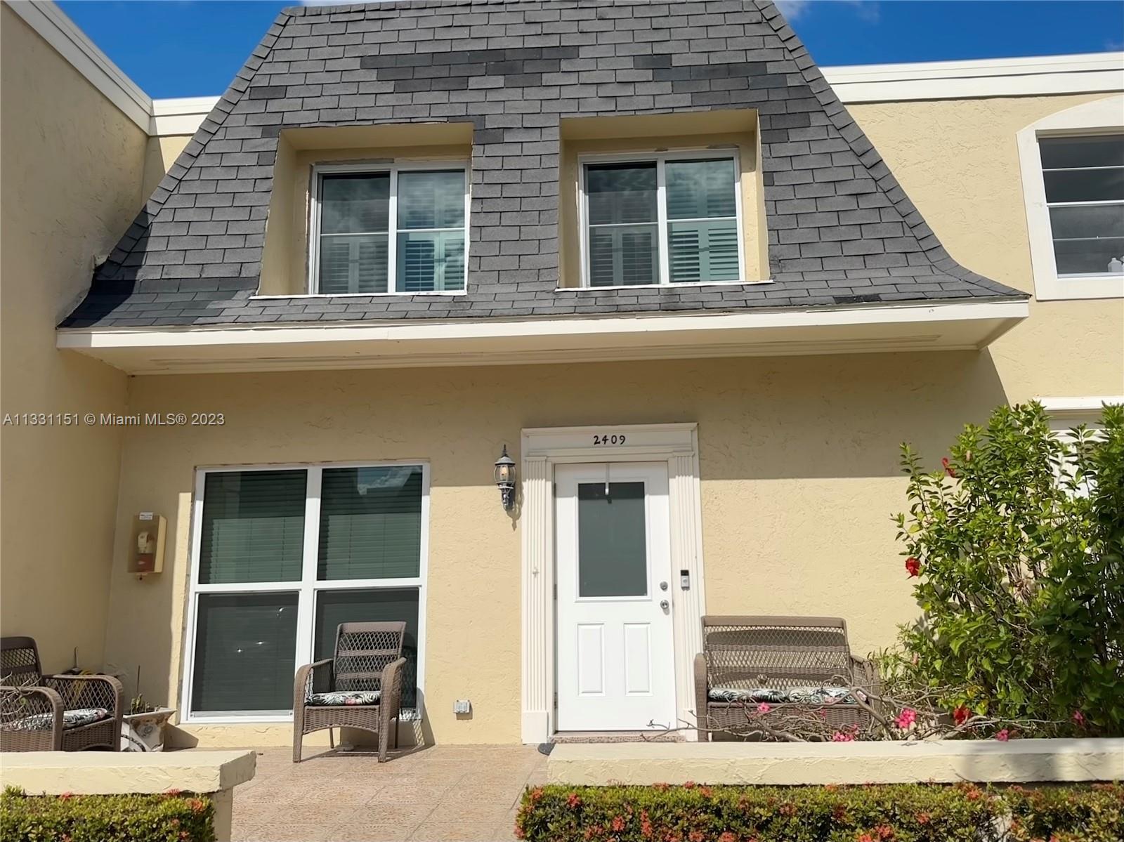 Spacious 3 bed/2.5 bath townhome located on a quiet street in Venetian Park. With over 1800 sq ft  t