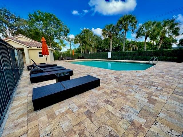 3 bedroom and 2.5 bath townhouse located in a quiet residential community within Boca Chase. New roo