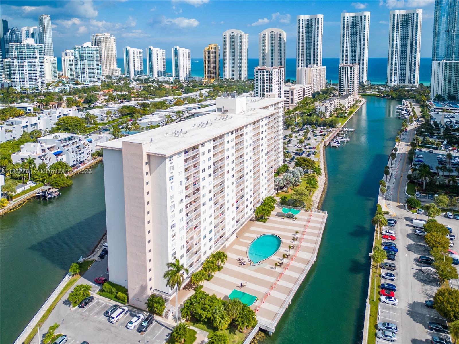 Come to live your ideal Florida Vacation in the heart of Sunny Isles surrounded by MILLION DOLLAR CO