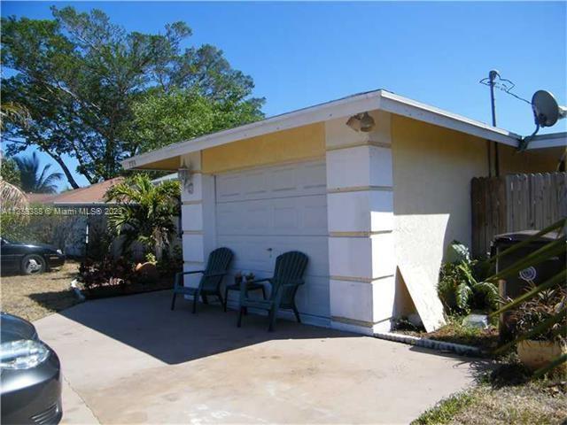 BEAUTIFUL WELL-MAINTAINED SINGLE-FAMILY HOME,3/2, GARAGE CONVERTED TO A FAMILY ROOM. BIG BACK YARD, 